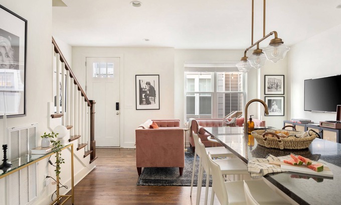 Chestnut Hill Apartment | Hart Suite 12 by AvantStay | Pet-Friendly Town House Retreat