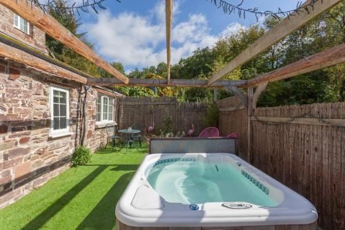South Molton House | Discover Hartford Cottage: Family-Friendly with Hot Tub