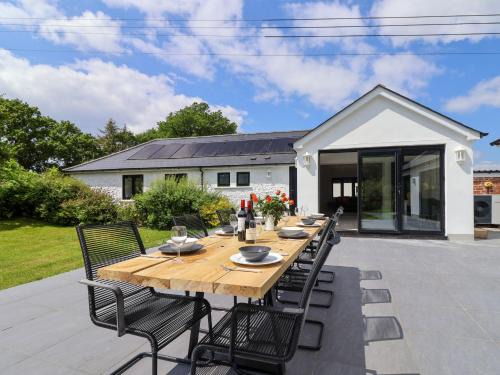 Axminster House | Discover Hartgrove Farm Bungalow - Pet-Friendly Retreat