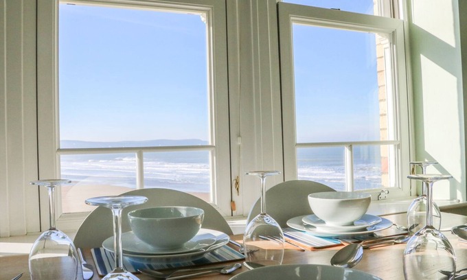 Mortehoe Cottage | Oceanfront Bliss at Hartland View with Breakfast Included