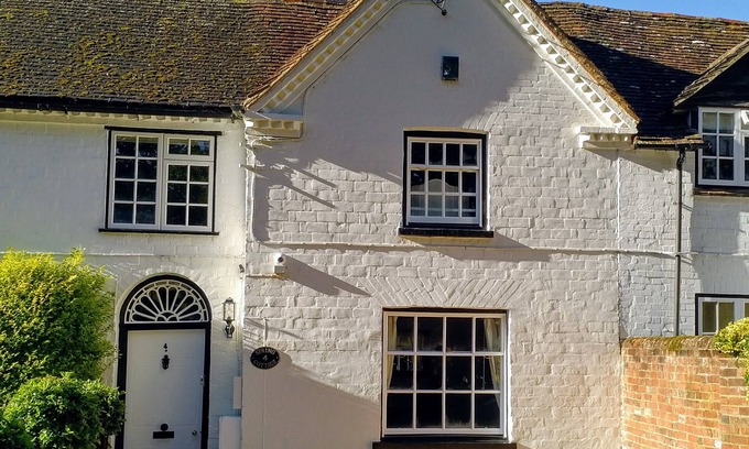 Hartley Wintney Cottage | Hartley Wintney Cottage: Pet-Friendly Retreat with Wifi