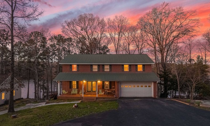 Gumlog House | Family-Friendly Hartwell Lake Home with Spa and Hot Tub
