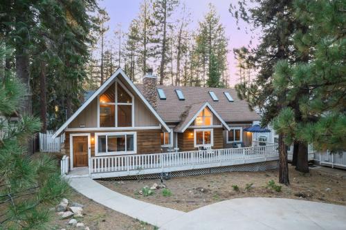 Summit Estates House | Cozy Hartwood by AvantStay: Pet-Friendly Big Bear Retreat