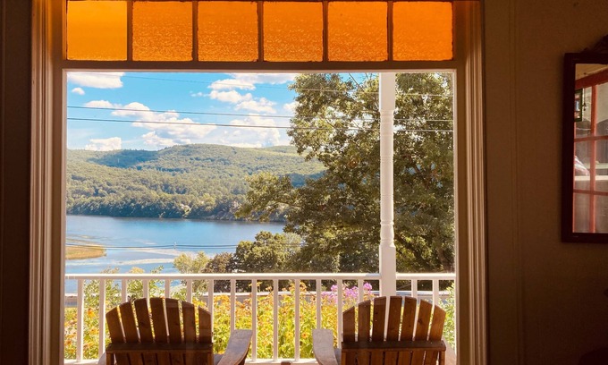 Bellows Falls Bed & Breakfast | Exceptional Harvest Barn Inn: Family-Friendly with Dining