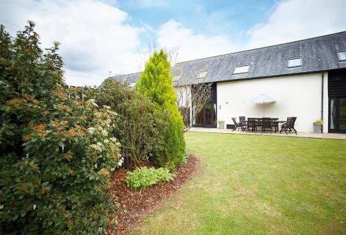 Honiton House | Pet-Friendly Harvest Moon: Guest Rated 10/10 for Comfort