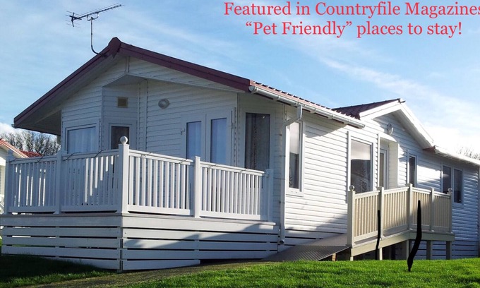 Bembridge Cabin | Harvey’s Hideaway Lodge: Family-Friendly with Private Beach
