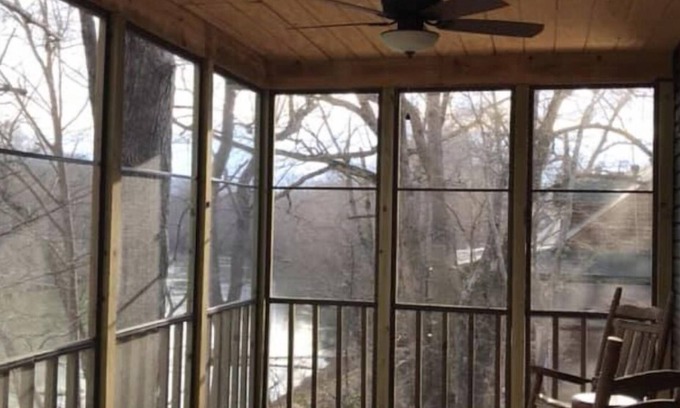 Pangburn Cabin | Discover Harvey’s Hideaway Riverfront Cabin - Pet Friendly!
