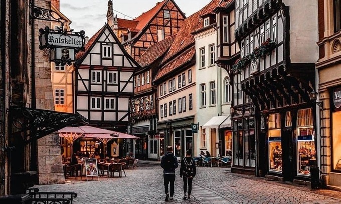Quedlinburg Apartment | Discover Harzer Fachwerkstube: Heritage, Pool & Family Fun