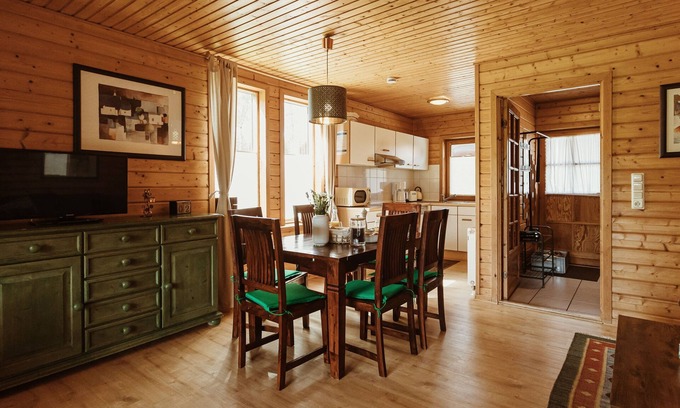 Rotacker Apartment | Cozy Log Cabin for 4-6 with Ocean Views - Naturerlebnisdorf
