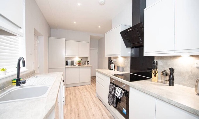 Prestwich House | Pet-Friendly 3-Bed Home with Kitchen & Breakfast Included
