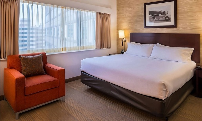 O'Hare Hotel | Convenient Stay with Airport Shuttle & Pet-Friendly Options