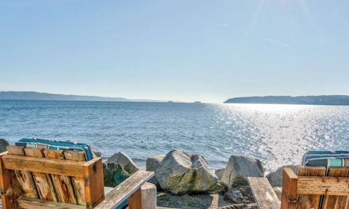 Everett Cottage | Cozy Hat Island Cottage with Ocean View & Pool Access
