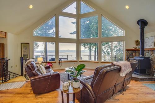 Everett House | Hat Island Home with Oceanfront Views and Pet-Friendly Stay
