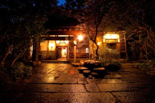 Hita Hotel | Unforgettable Stay at Hatago Kayausagi with Hot Tub & Breakfast