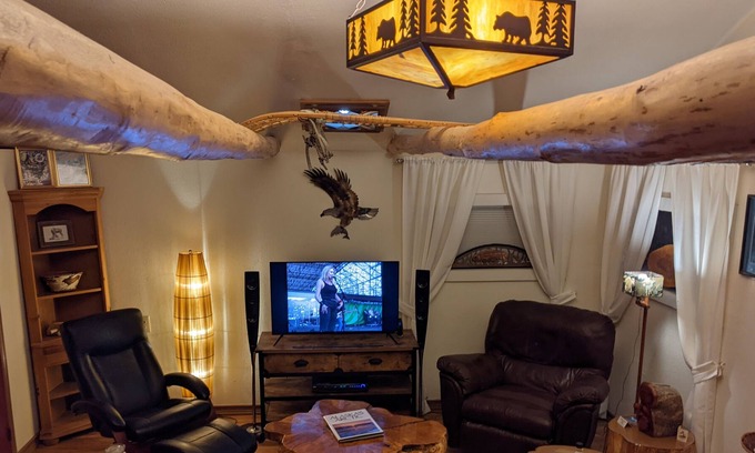 Fishhook House | Guest Rated 10/10: Hatcher House in Downtown Palmer