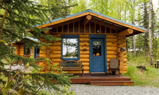 Fishhook Bed & Breakfast | Cozy Hatcher Pass Cabins: Family-Friendly Retreat Awaits