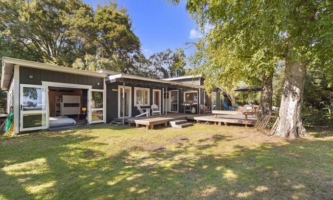 Hatepe House | Hatepe Haven: Family-Friendly Getaway with Kitchen Access