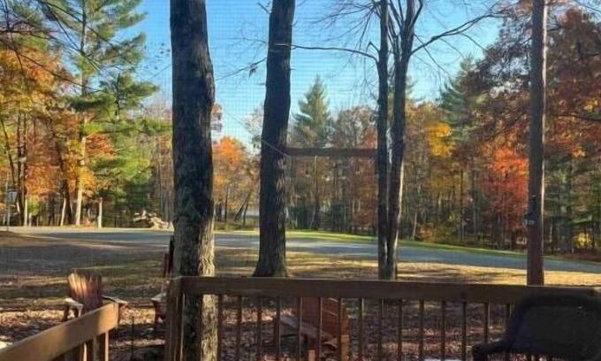 Neillsville Cabin | Hatfield Cabin: Waterfront Retreat with Hot Tub & Kitchen