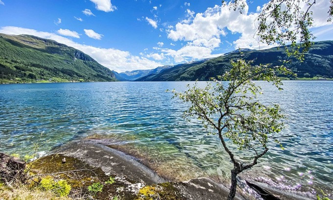 Forde House | Serene Haukedalspanorama: Lake Views & Spa Retreat Awaits
