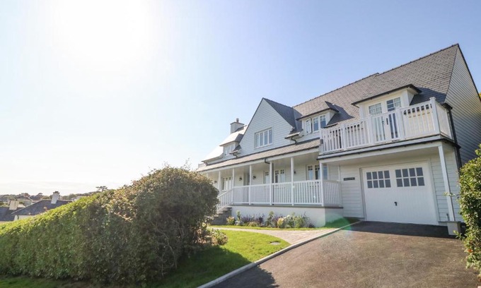 Criccieth House | Relax at Haul A Gwynt: Family-Friendly 4-Star Retreat