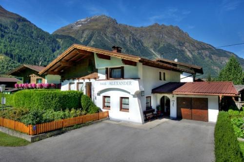 Huben Apartment | Pet Friendly Haus Alexander: 4-Star Retreat with Breakfast