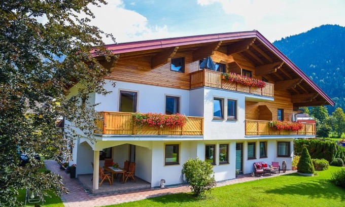 Werfenweng Apartment | Discover Haus Alpenflora: Pet-Friendly Retreat with Hot Tub