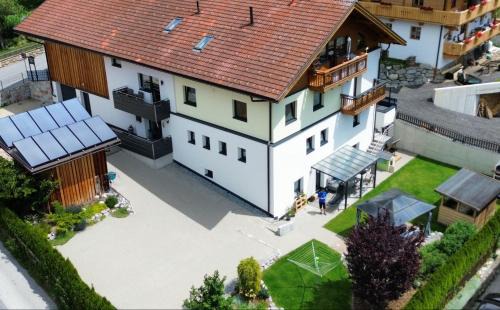Fendels Apartment | Idyllic Haus Heidrun: Pet-Friendly Oceanfront Retreat