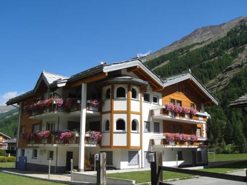 Saas Grund Apartment | Haus Alpenstern: Pet-Friendly Retreat with 8.9/10 Rating