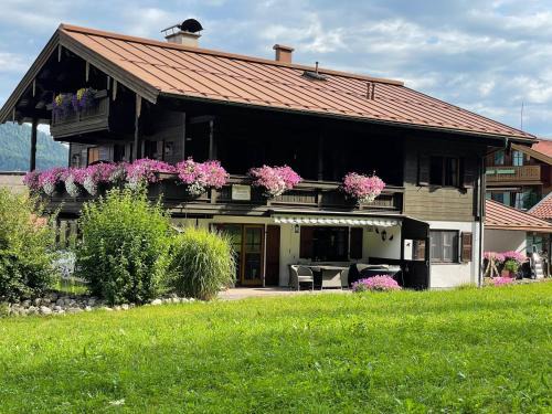 Blindau Apartment | Discover Haus am Dürrach: Family-Friendly Retreat with Kitchen