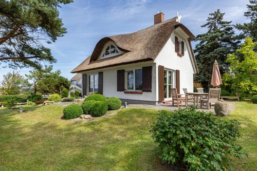 Ostseebad Ahrenshoop Apartment | Discover Haus am Hohen Ufer: Family-Friendly Retreat