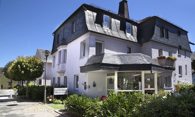 Bad Steben Hotel | Guest Rated 9.6 - Cozy Stay at Haus am Kurpark with Breakfast