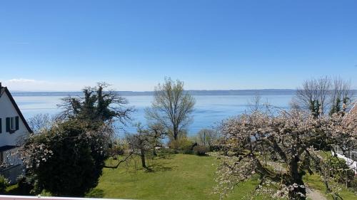 Hagnau Apartment | Charming Haus am See: Family-Friendly Retreat with High Ratings