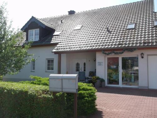 Guhrow Apartment | Cozy Haus am Wald: Family-Friendly with Breakfast Included