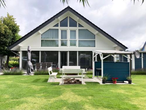 Karlshagen House | Indulgent Holiday Home with Whirlpool - 10/10 Guest Rating
