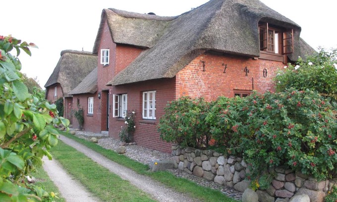 Midlum Apartment | Comfortable Stay at Haus-an-de-Marsch with Kitchen Access
