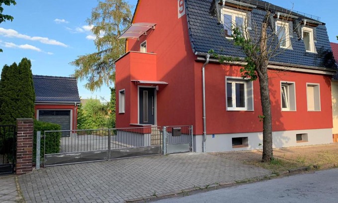Piesteritz House | Elegant Retreat at Haus an den Elbwiesen - Pet Friendly Stay
