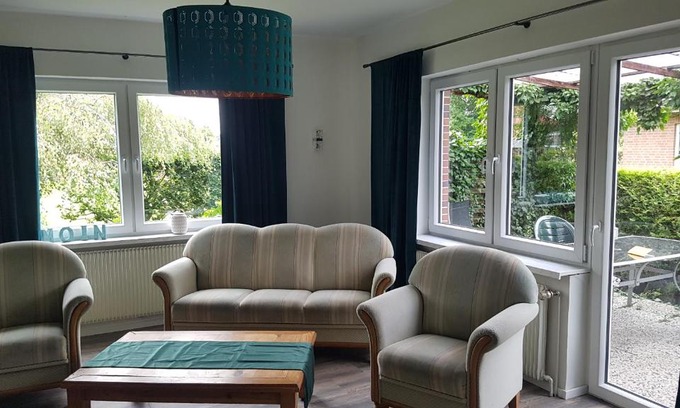 Ostgroßefehn House | Discover Haus an der Fehnroute: Pet-Friendly Retreat