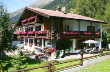 Gries House | Discover Haus Bergkristall: Pet-Friendly Retreat with Kitchen