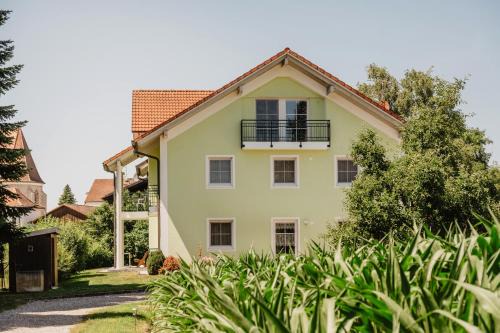 Wurding Apartment | Haus Birgit: Child-Friendly Stay with Perfect 10 Review Score