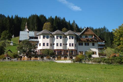 Gosau Hotel | Discover Haus der Begegnung: Pet-Friendly Comfort Awaits