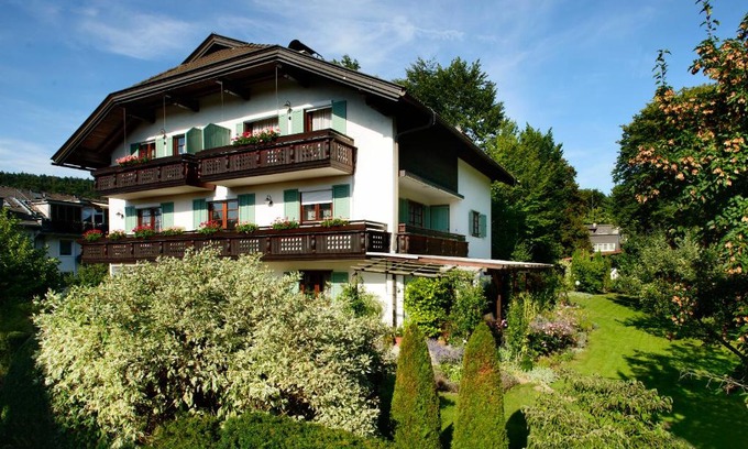 Krumpendorf am Woerther See Apartment | Relax at Haus Elisabeth: Oceanfront Appartements Await