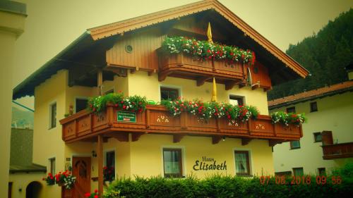 Lanersbach Apartment | Welcoming Haus Elisabeth: Family-Friendly with Top Ratings
