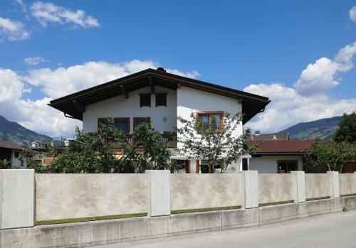 Uderns Apartment | Family-Friendly Stay at Haus-Elisabeth with High Ratings