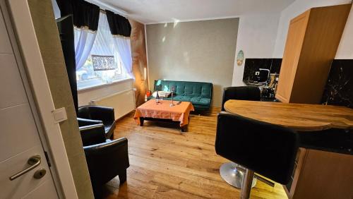 Halle Apartment | Garden Retreat: Family & Pet-Friendly Getaway Awaits