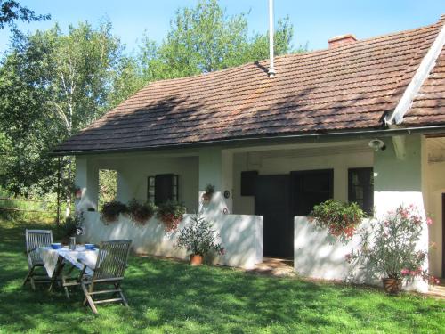 Gerersdorf bei Gussing Ski Chalet | Inviting Haus Eveline: Pet-Friendly Oasis with Ocean Views