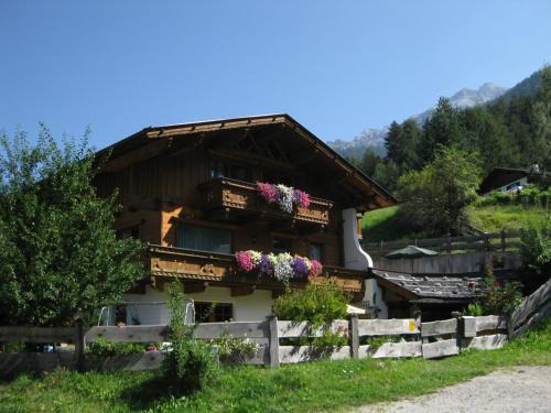 Neustift Im Stubaital Apartment | Discover Haus Gamskogl: Pet-Friendly Retreat with Breakfast
