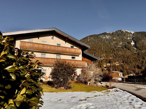 Reutte Cabin | Cozy Ferienhaus Lodge B: Family-Friendly with Breakfast