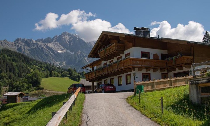 Dienten am Hochkoenig Apartment | Pet-Friendly Haven at Haus Höring - Guest Rated 9.6/10