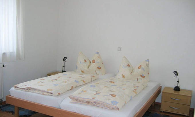 Asch Apartment | Cozy Haus im Garten Nr. 6: Family-Friendly Retreat