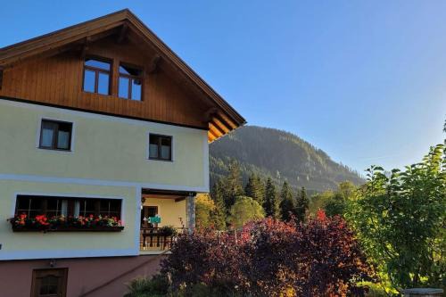 Gosau Apartment | Family-Friendly Escape at Haus im Grünen - Rated 9/10